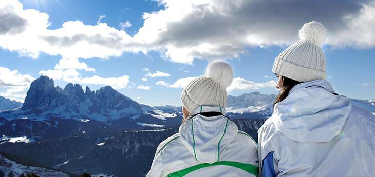 Skier sur les pistes des Dolomites