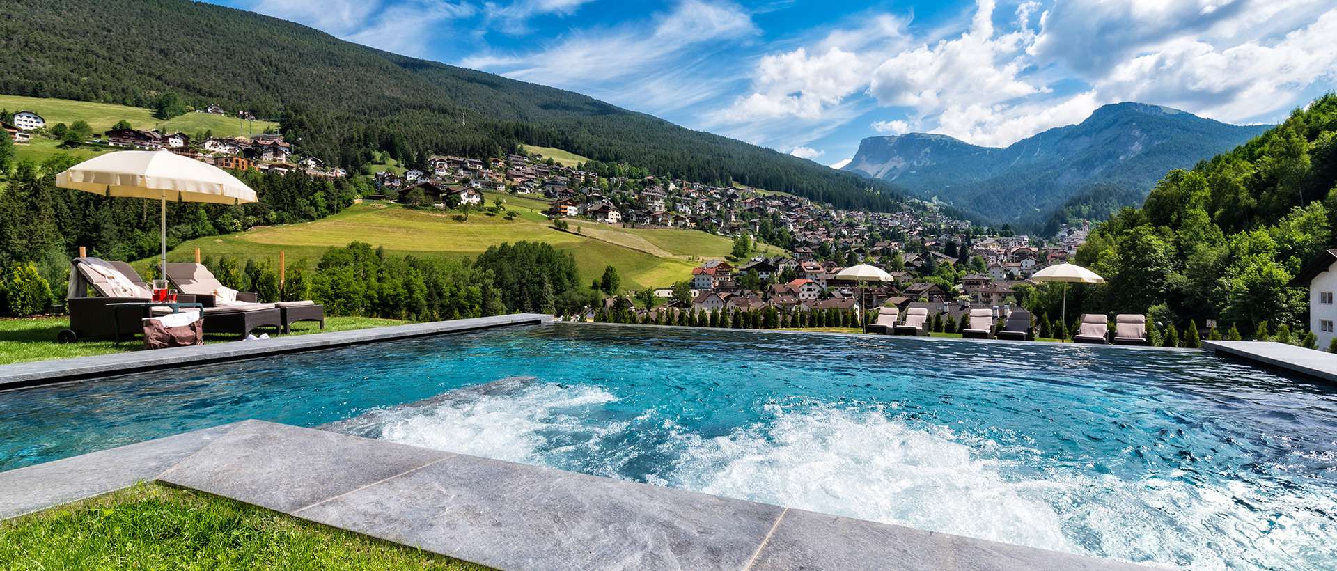Outdoor Infinity Pool & Panorama-Hallenbad