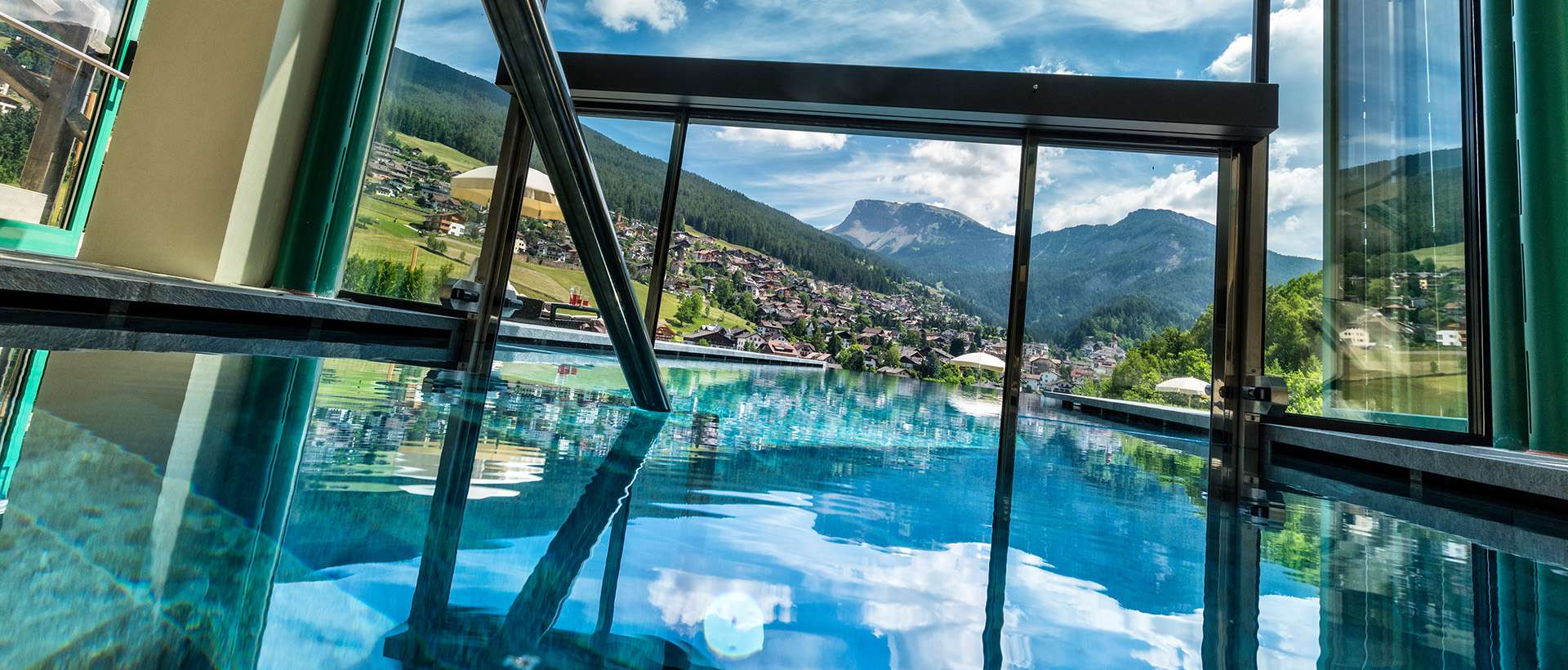 Outdoor Infinity Pool & Panorama-Hallenbad